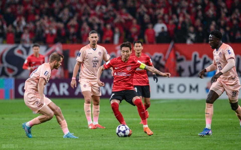 有失公允?37岁吴曦斩获中国金球奖,论数据韦世豪不服,球迷热议