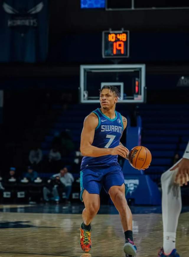 官宣!山东签强援,1米95,锋卫摇摆人,场均20分,首秀时间定了