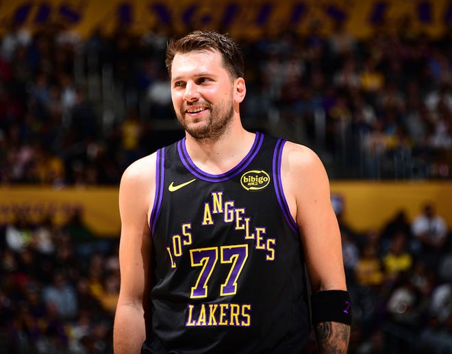 湖人110-101击败鹈鹕!东契奇创50年队史纪录,老詹创3个NBA纪录