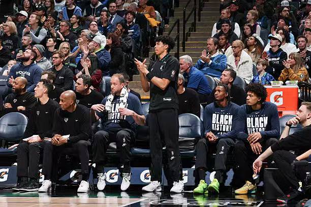 完爆了开拓者二队,但森林狼锋线新星还是没有办法得到更多机会?