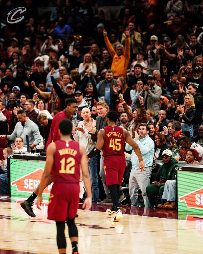 东部第一!坎宁安27+6+7活塞险胜骑士 米切尔30+6詹金斯单节21分