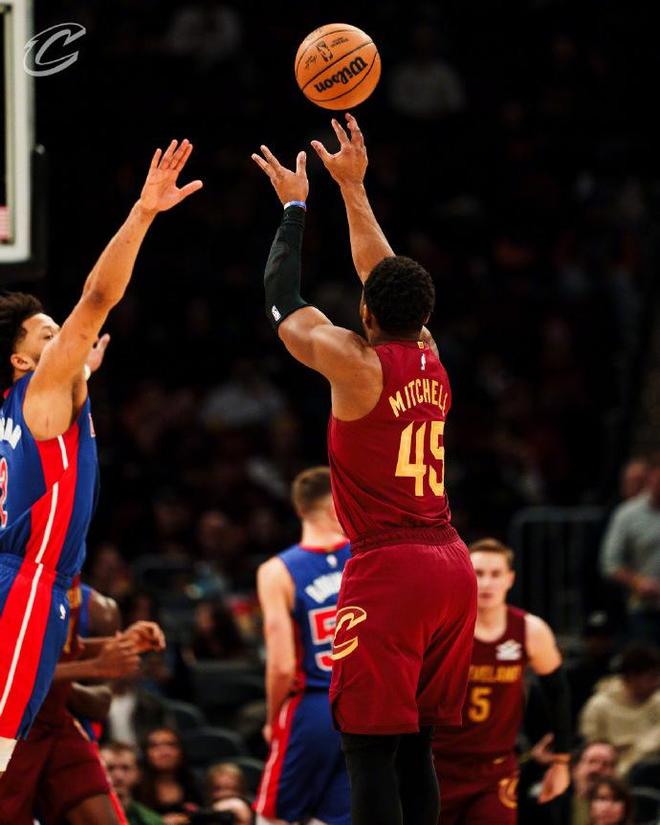 东部第一!坎宁安27+6+7活塞险胜骑士 米切尔30+6詹金斯单节21分