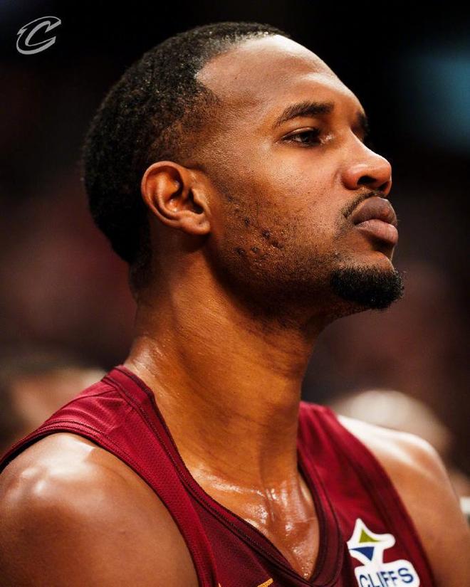 东部第一!坎宁安27+6+7活塞险胜骑士 米切尔30+6詹金斯单节21分