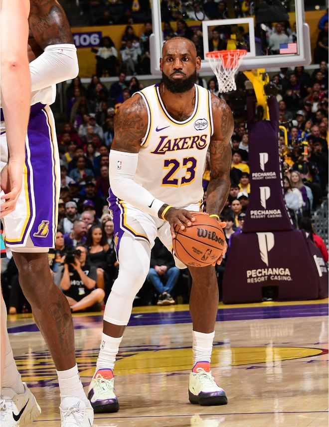 末节11+3引一波流!41岁詹皇26+10+6又迎里程碑 湖媒晒纪录赞GOAT