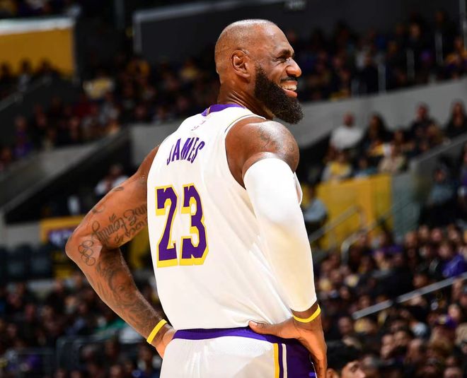 末节11+3引一波流!41岁詹皇26+10+6又迎里程碑 湖媒晒纪录赞GOAT