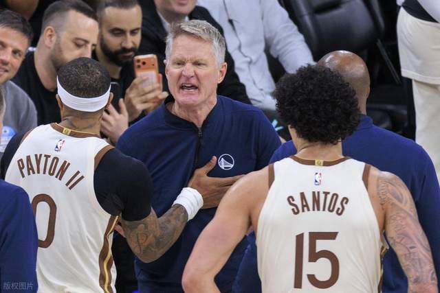 无耻黑哨!科尔怒喷裁判被驱逐!库里6犯离场,快船逃过一劫