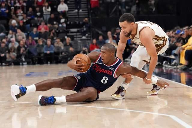 无耻黑哨!科尔怒喷裁判被驱逐!库里6犯离场,快船逃过一劫