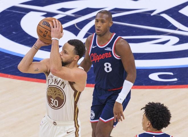 狂喷裁判!科尔惨遭驱逐!小卡24+12+5打爆勇士!库里空砍27+4+6