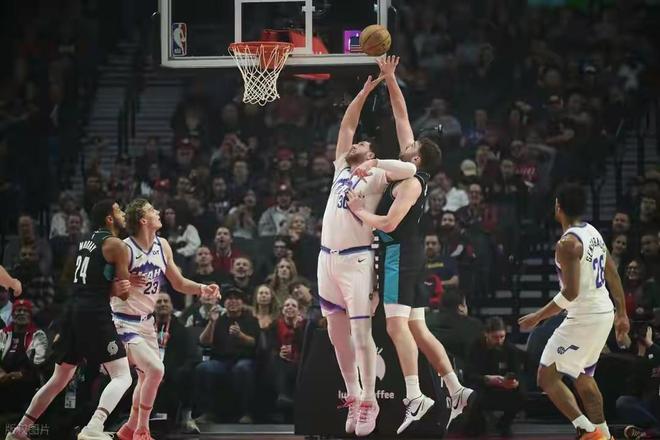 杨瀚森末节亮相斩获4分 NBA常规赛开拓者主场137-117爵士