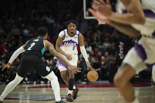 杨瀚森末节亮相斩获4分 NBA常规赛开拓者主场137-117爵士