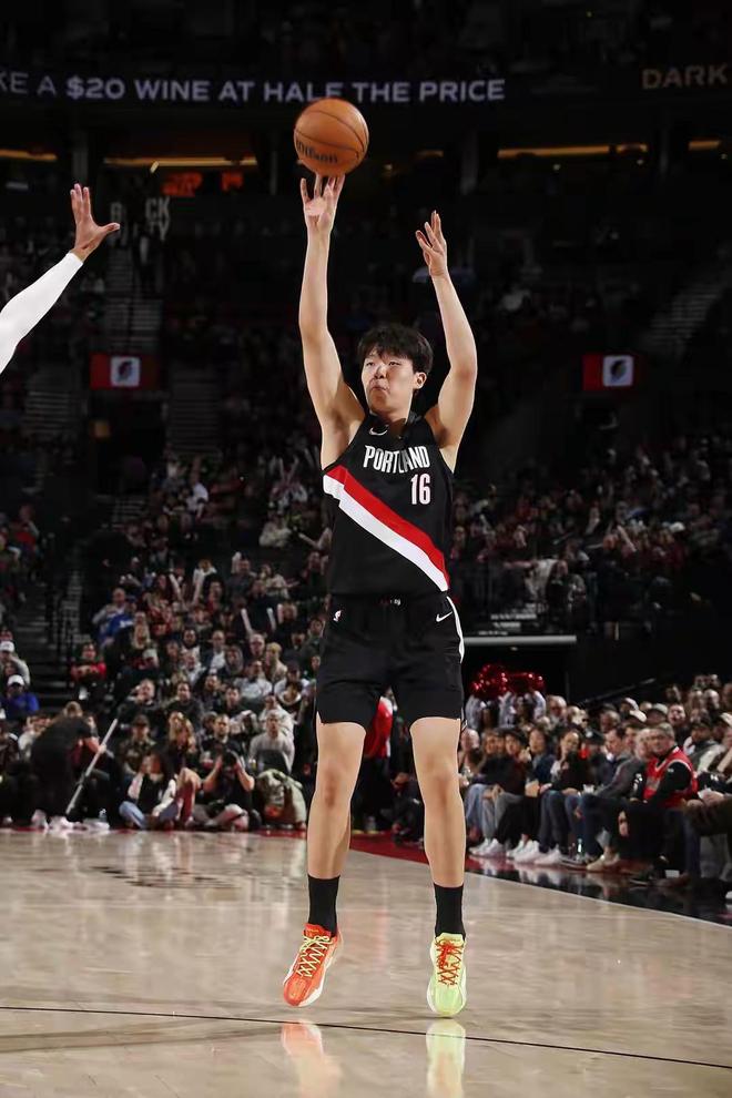 杨瀚森末节亮相斩获4分 NBA常规赛开拓者主场137-117爵士