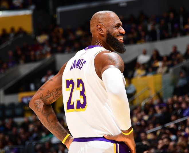 就在今天,41岁詹姆斯又刷新79年NBA纪录,5262万真不贵