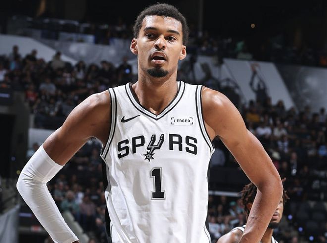 东契奇轰30+10仍无缘今日最佳!对不起,你碰到创纪录的老詹了