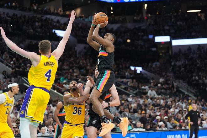 湖人惨败马刺，东契奇空砍38+10+10！一战看清5个现实：3人该交易