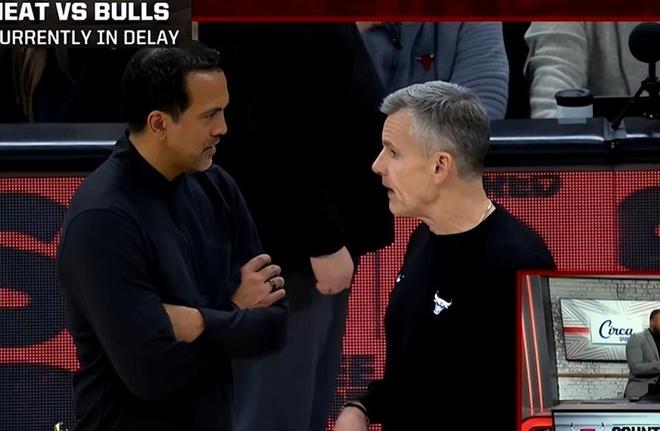 2万观众看了两小时拖地！球员集体抗议退场！论业余，NBA是专业的