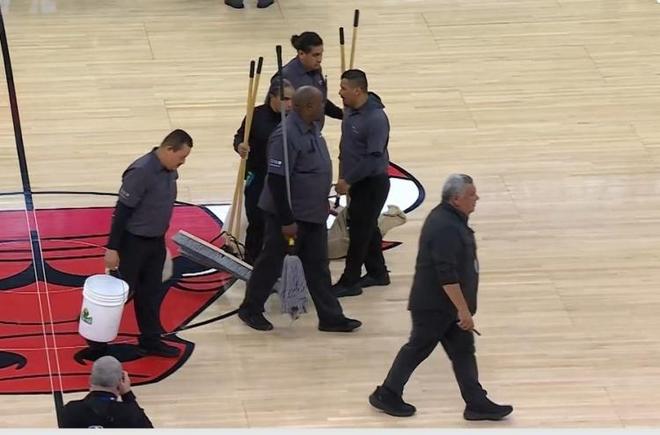 2万观众看了两小时拖地!球员集体抗议退场!论业余,NBA是专业的