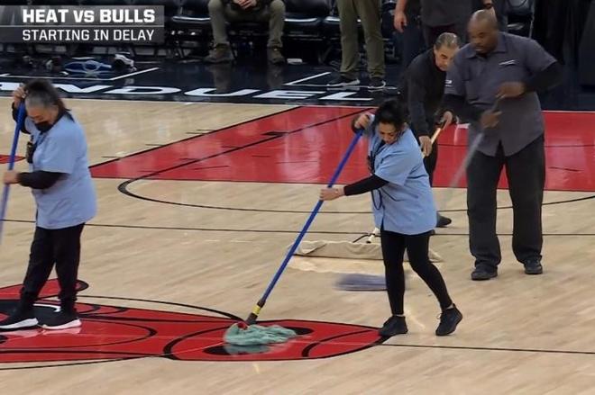 2万观众看了两小时拖地!球员集体抗议退场!论业余,NBA是专业的