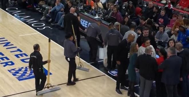 2万观众看了两小时拖地!球员集体抗议退场!论业余,NBA是专业的