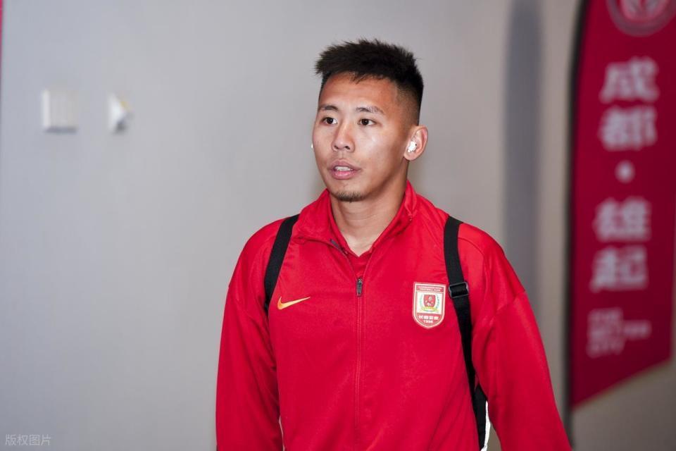 唏嘘!他曾是男足天才小武磊,因违规被禁赛报废,如今试训保级队
