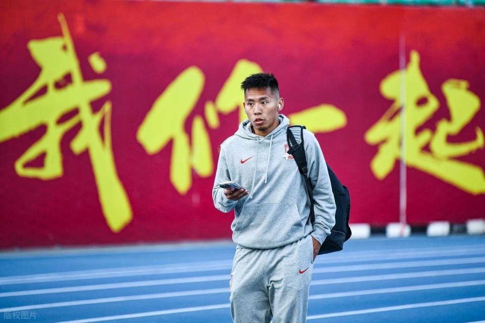 唏嘘!他曾是男足天才小武磊,因违规被禁赛报废,如今试训保级队