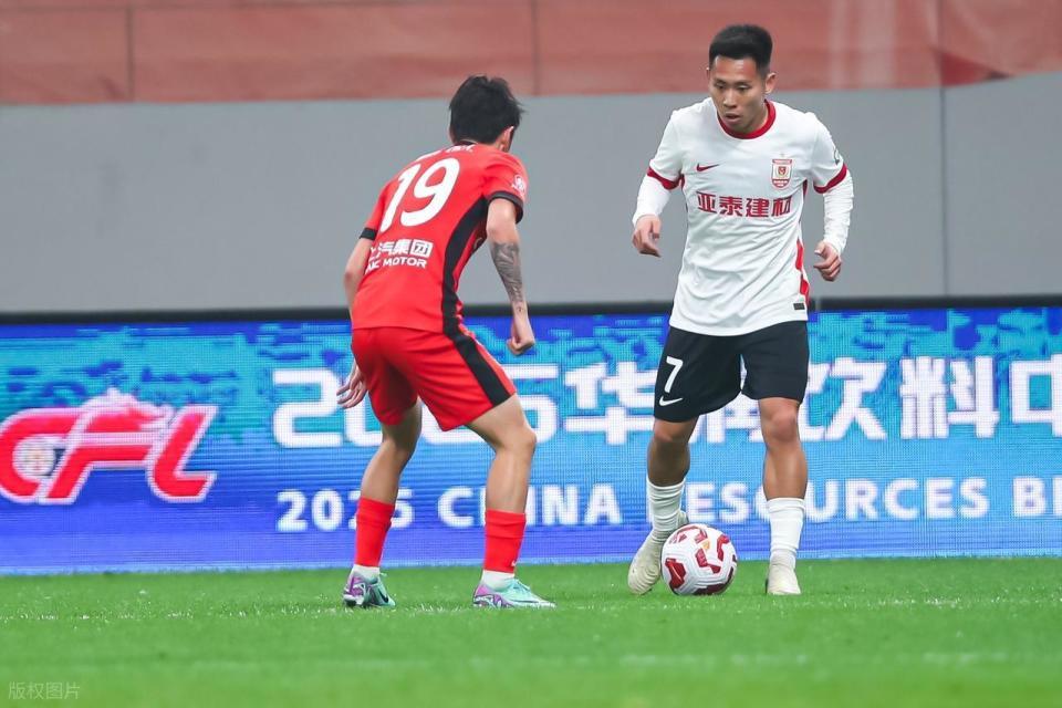 唏嘘!他曾是男足天才小武磊,因违规被禁赛报废,如今试训保级队