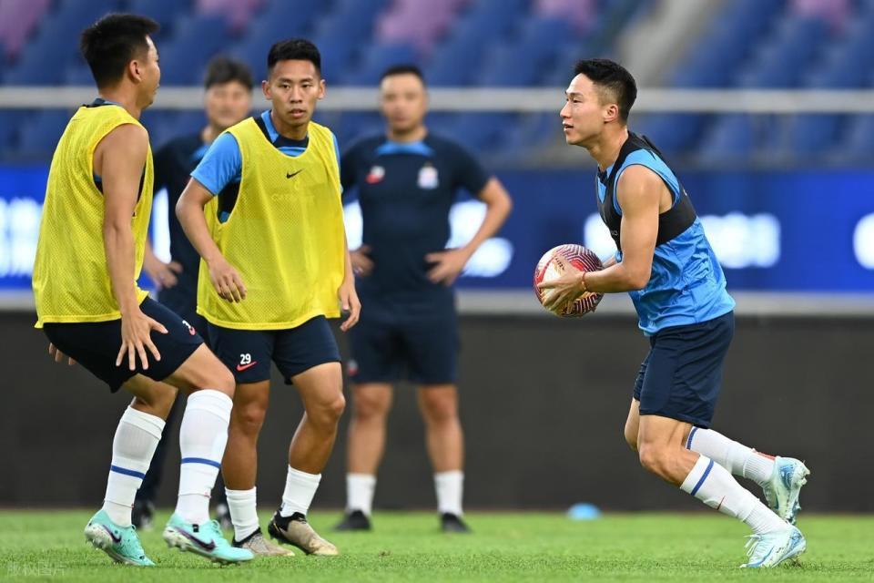 唏嘘!他曾是男足天才小武磊,因违规被禁赛报废,如今试训保级队