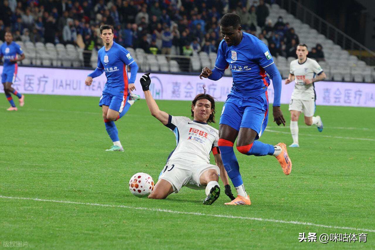 原因找到了?大连英博对阵申花半场就崩盘,只因李国旭用错一人!