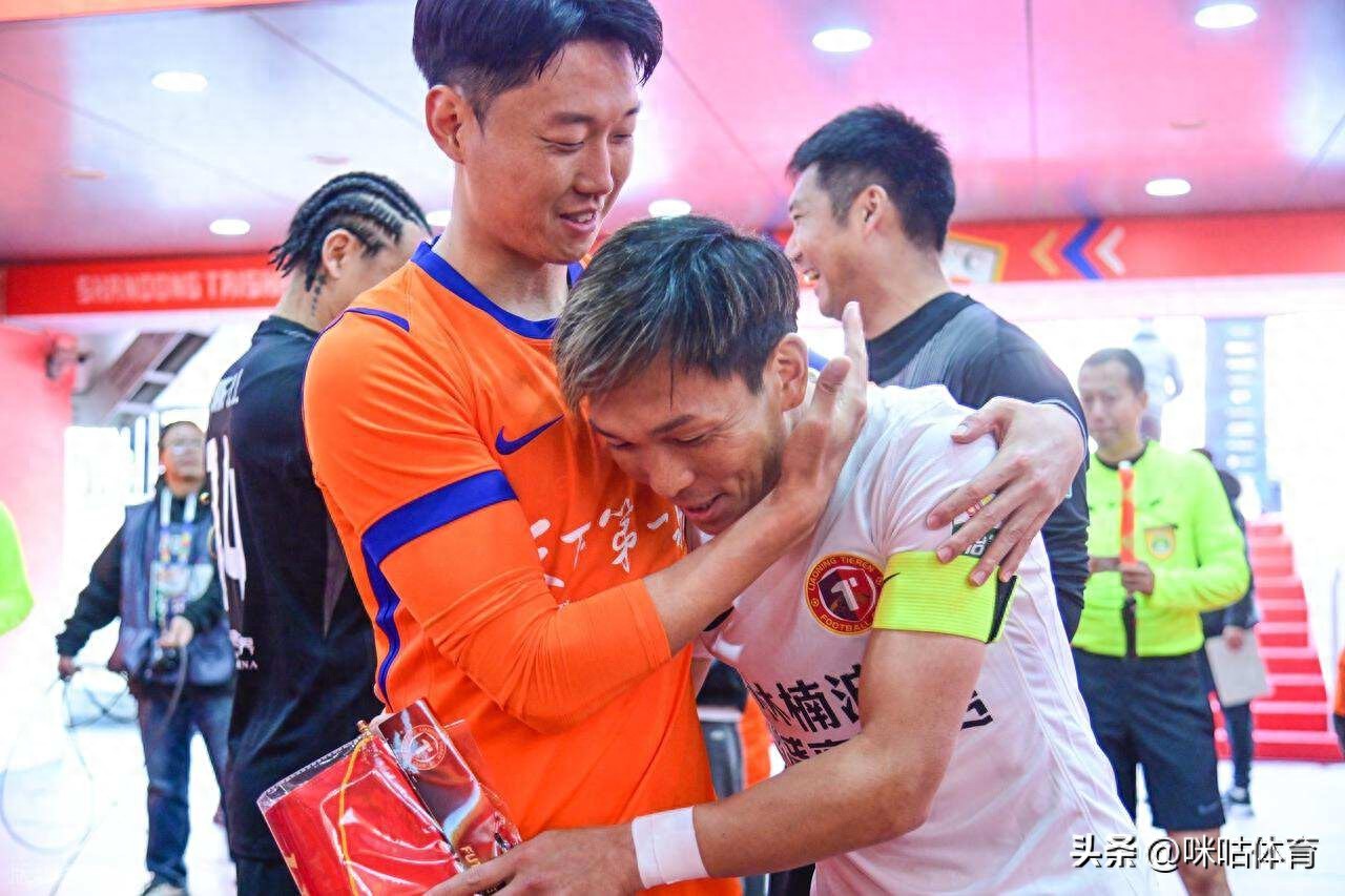 真难得！高准翼晒照拥抱留洋J联赛时期队友，时隔11年在中超相遇