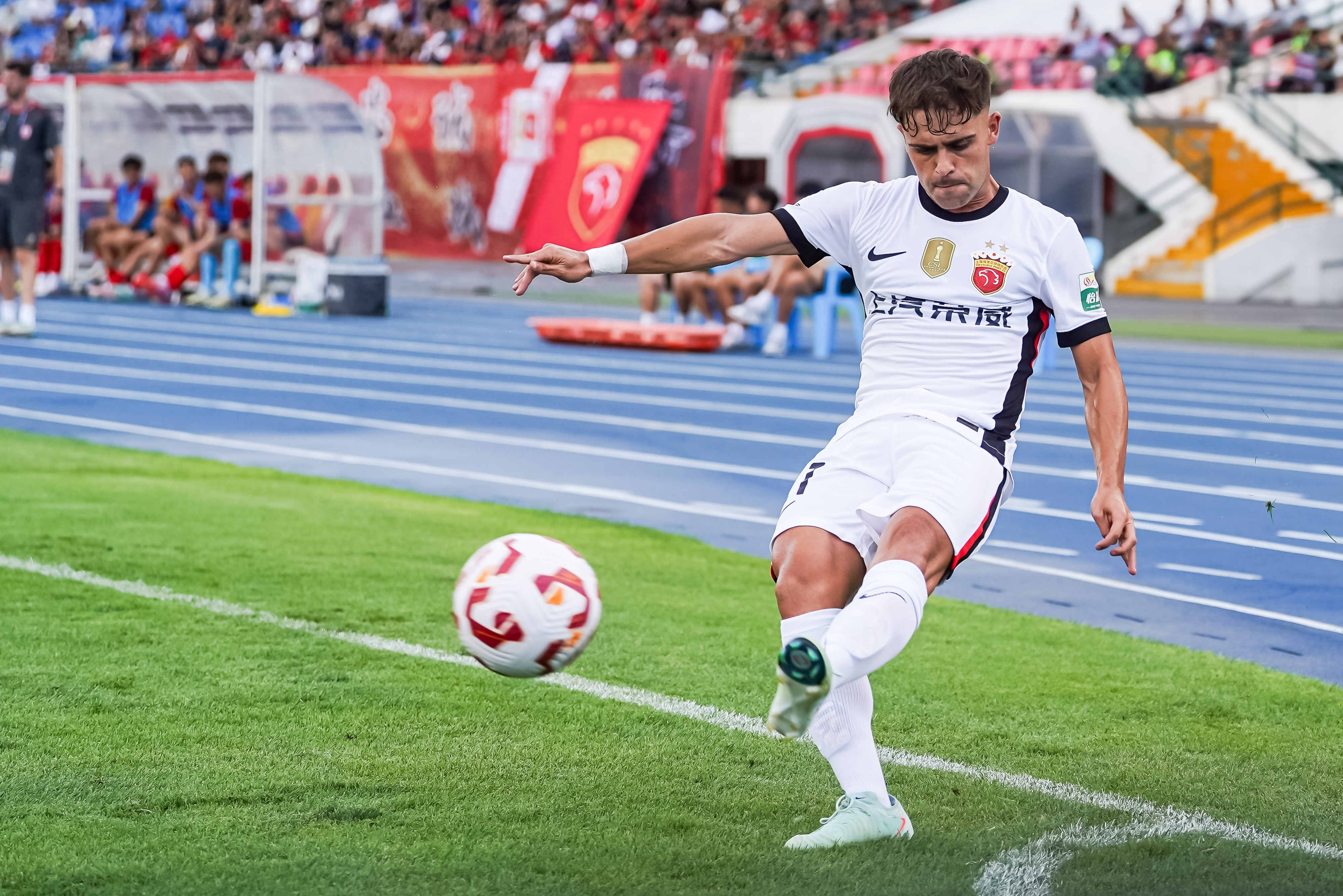 记者：不明白梅伦多被换为啥有那么大争议，关键问题中场引援不行