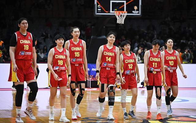 让人心疼！女篮输比利时15分，张子宇成唯一亮点，郑薇与全队拥抱