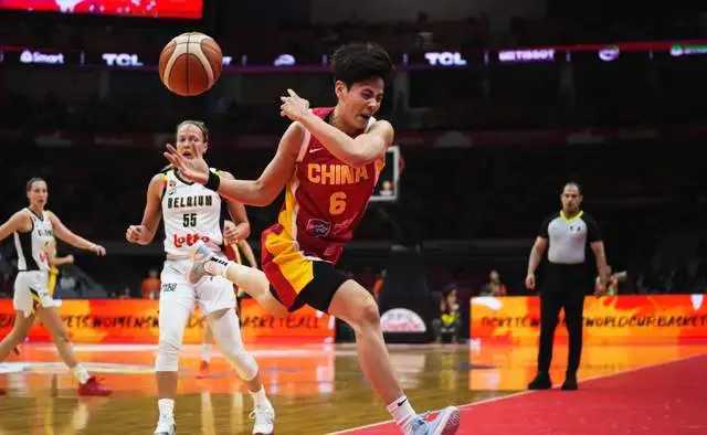 中国女篮惨败暴露球队致命短板！后卫太差+拒投3分，宫鲁鸣该认清现实