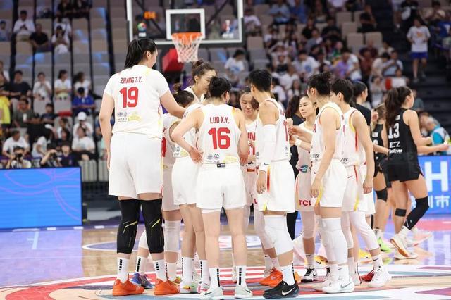 宫鲁鸣动真格了，女篮大换血，3人上桌，2人下桌，杨舒予李梦在列