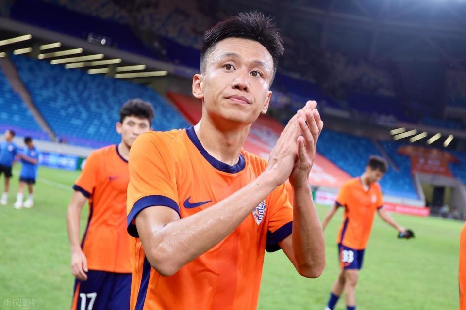 意外！曝鲁能功勋将退役，京鲁大战球迷见证，未进国足成一生遗憾