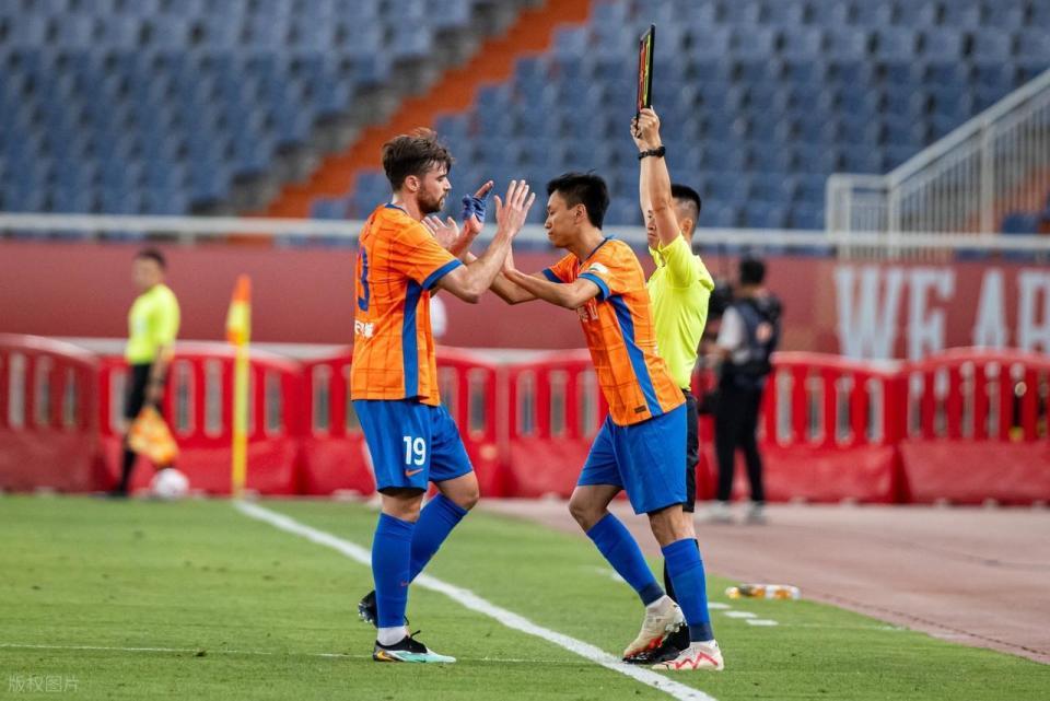 意外!曝鲁能功勋将退役,京鲁大战球迷见证,未进国足成一生遗憾