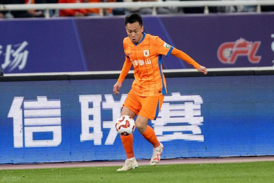 意外!曝鲁能功勋将退役,京鲁大战球迷见证,未进国足成一生遗憾