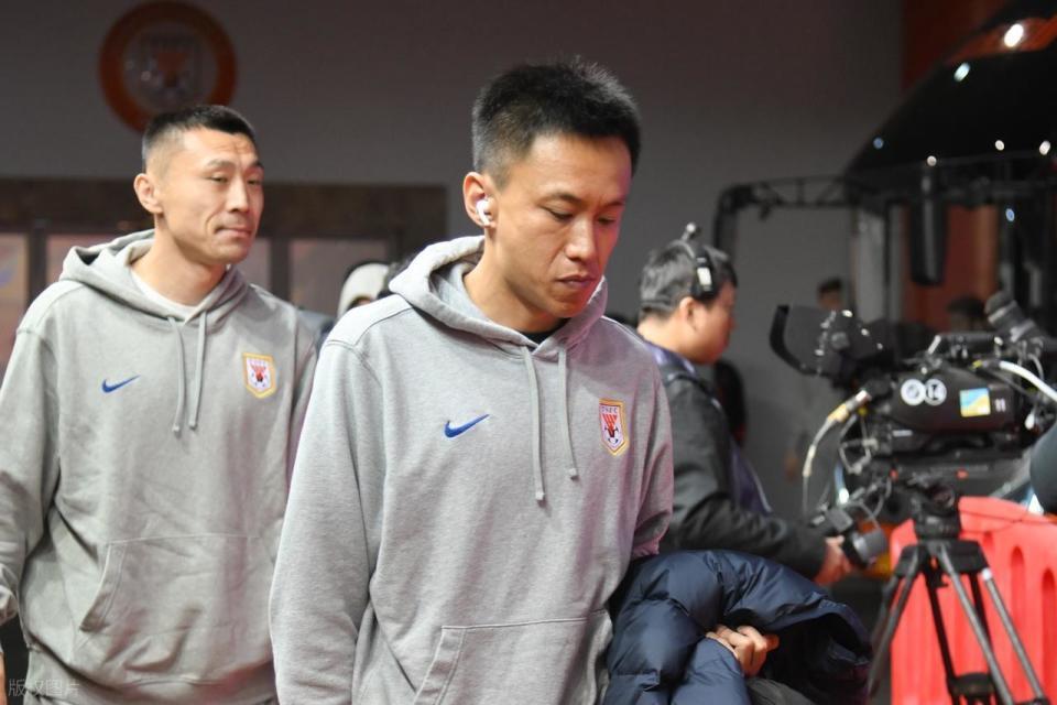 意外!曝鲁能功勋将退役,京鲁大战球迷见证,未进国足成一生遗憾