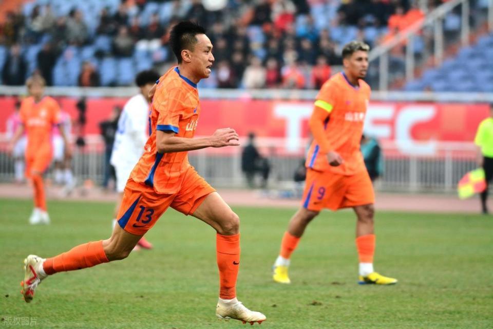 意外!曝鲁能功勋将退役,京鲁大战球迷见证,未进国足成一生遗憾