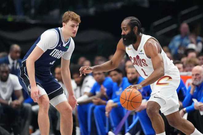 哈登17+7+7骑士狂胜独行侠 米切尔24+8创纪录莫布利29+7