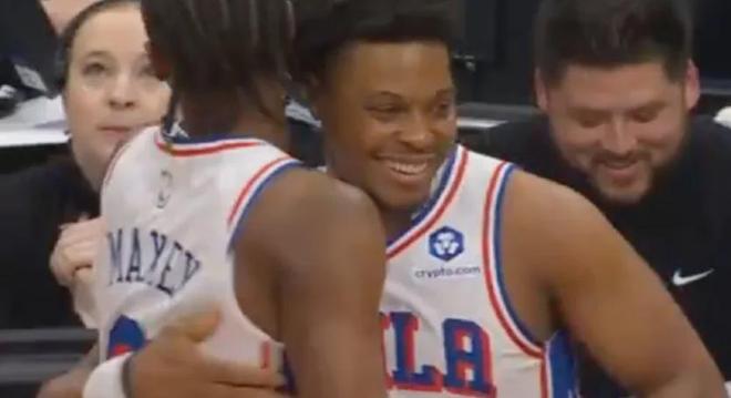 客场2万球迷起立鼓掌!感人,这才叫英雄!