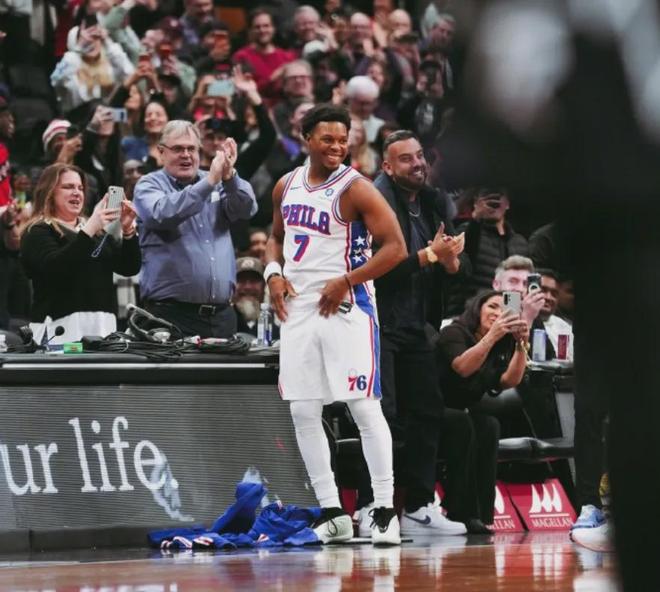 客场2万球迷起立鼓掌!感人,这才叫英雄!