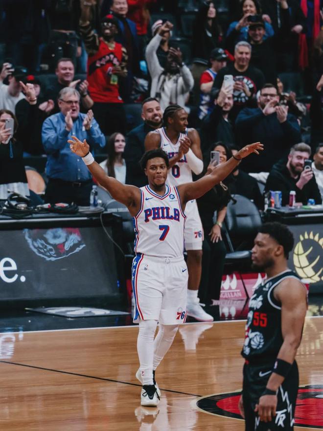 客场2万球迷起立鼓掌!感人,这才叫英雄!