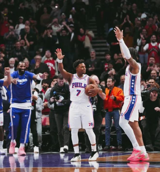 客场2万球迷起立鼓掌!感人,这才叫英雄!