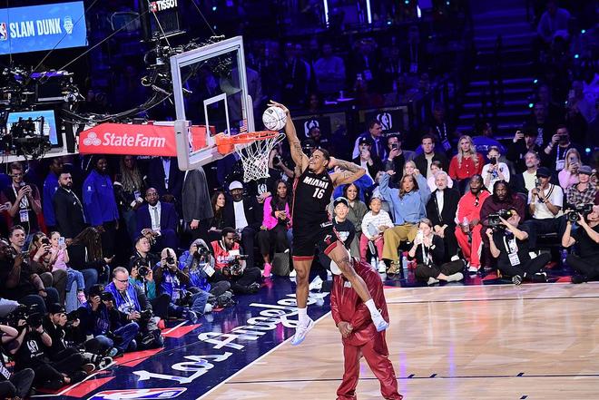 马刺小将满分扣篮后失手 热火约翰逊捡漏扣篮大赛冠军