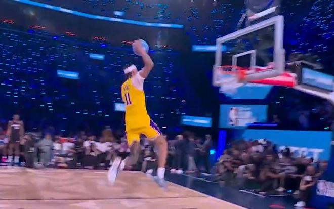 马刺小将满分扣篮后失手 热火约翰逊捡漏扣篮大赛冠军