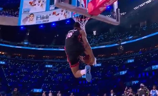 马刺小将满分扣篮后失手 热火约翰逊捡漏扣篮大赛冠军