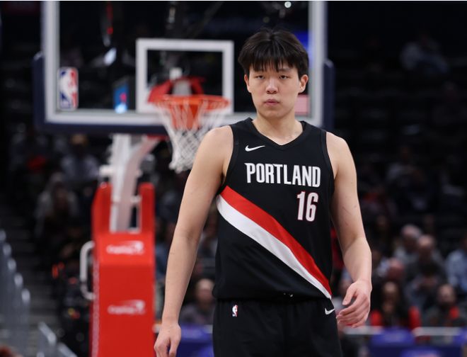 杨瀚森4分无缘对位偶像!掘金狂胜开拓者54分 约基奇32+9+7