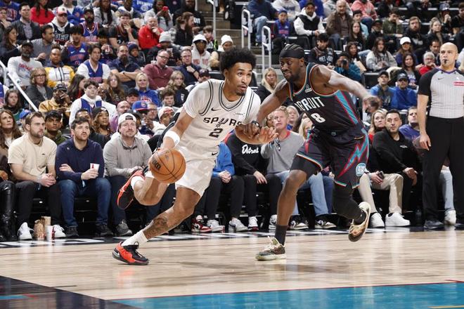 轰21+17+4+6帽,文班掀翻联盟第一破纪录!马刺时隔7年再拿9连胜