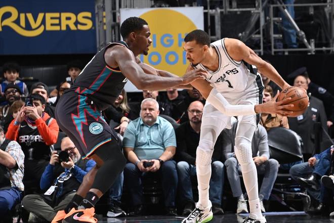 轰21+17+4+6帽,文班掀翻联盟第一破纪录!马刺时隔7年再拿9连胜