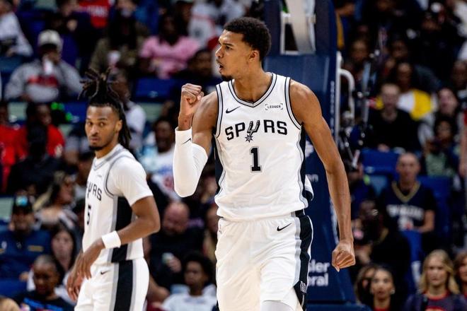 轰21+17+4+6帽,文班掀翻联盟第一破纪录!马刺时隔7年再拿9连胜