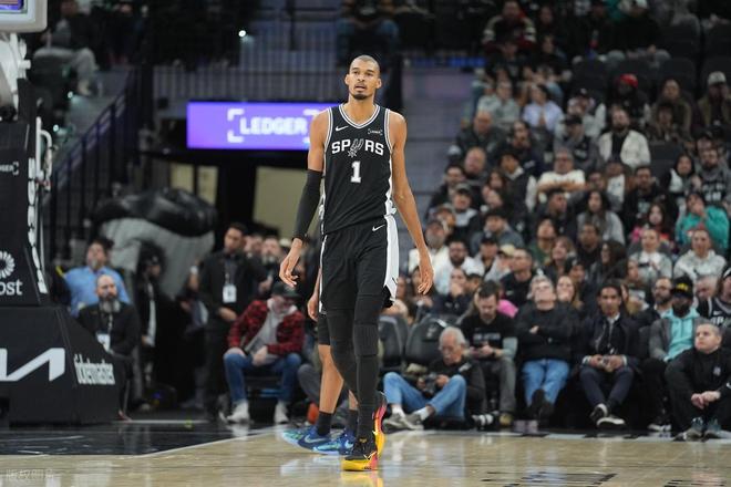 锡安24+10力压文班!鹈鹕客场擒马刺,关键卡位战展露强队本色